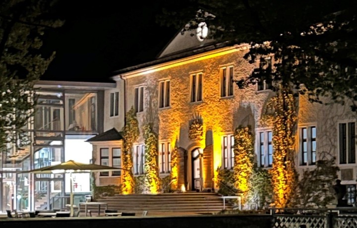 Schloss beleuchtet breit