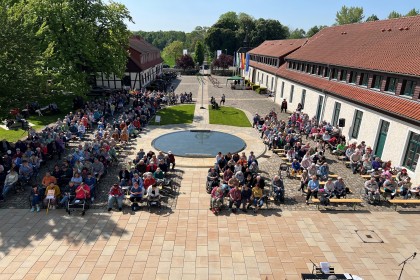 Himmelfahrtsgottesdienst Besucher Schlosshof