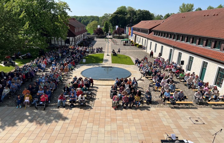 Himmelfahrtsgottesdienst Besucher Schlosshof
